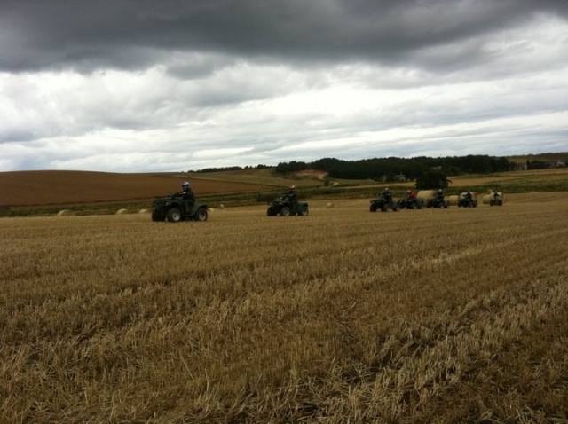 我们被美丽的乡村所包围